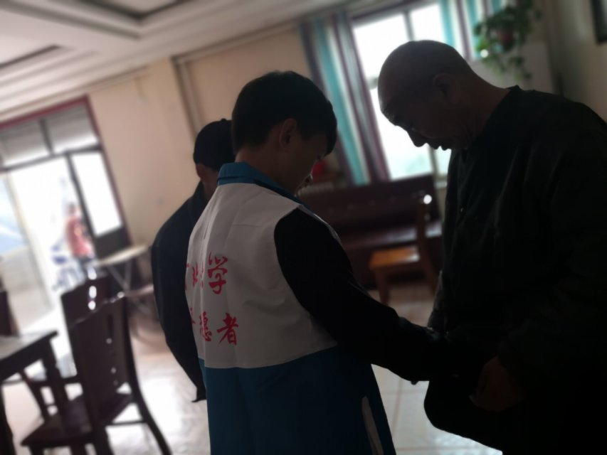 张堯伟（保定市爱心协会 大学生志愿者）